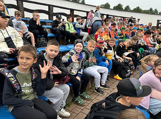Uczniowie klas I – IV na wycieczce w Sarbsku