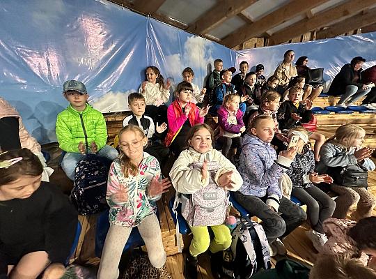 Uczniowie klas I – IV na wycieczce w Sarbsku