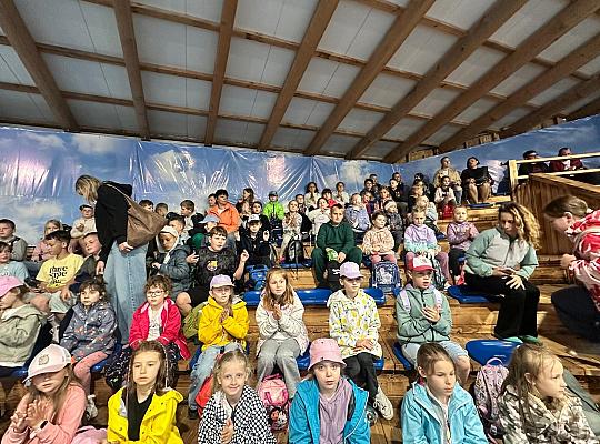 Uczniowie klas I – IV na wycieczce w Sarbsku