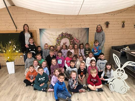 Przedszkolna wyprawa do „Leśnej Łączki” w Gowidlinie.