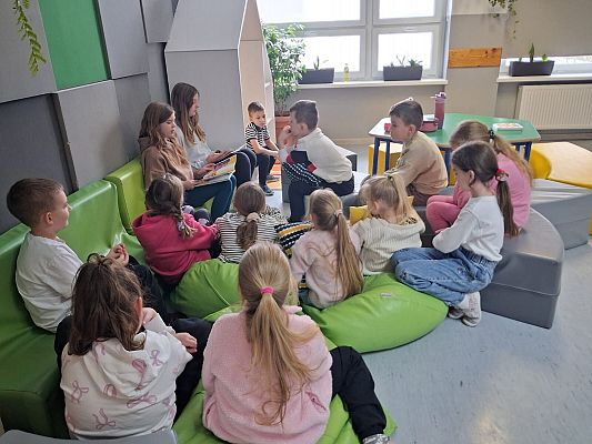 Akcja czytelnicza pod hasłem: „Starsi czytają młodszym”