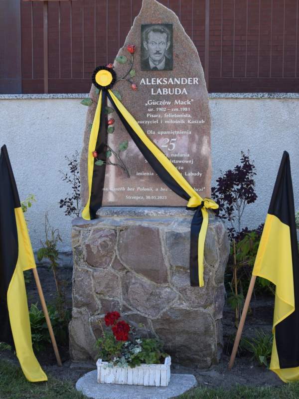 Obelisk na cześć patrona szkoły Aleksandra Labudy